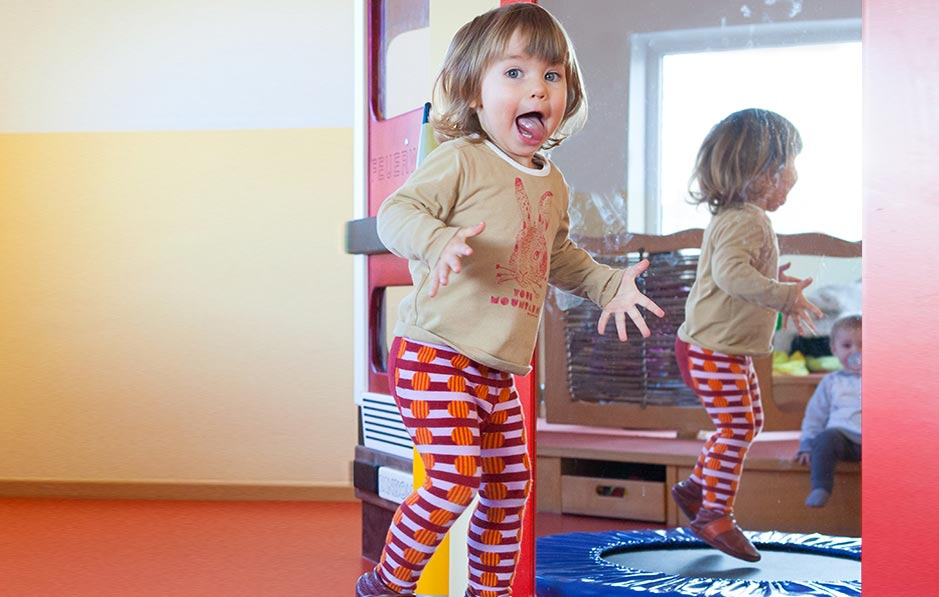Kind auf dem Trampolin in der Kita Karamba